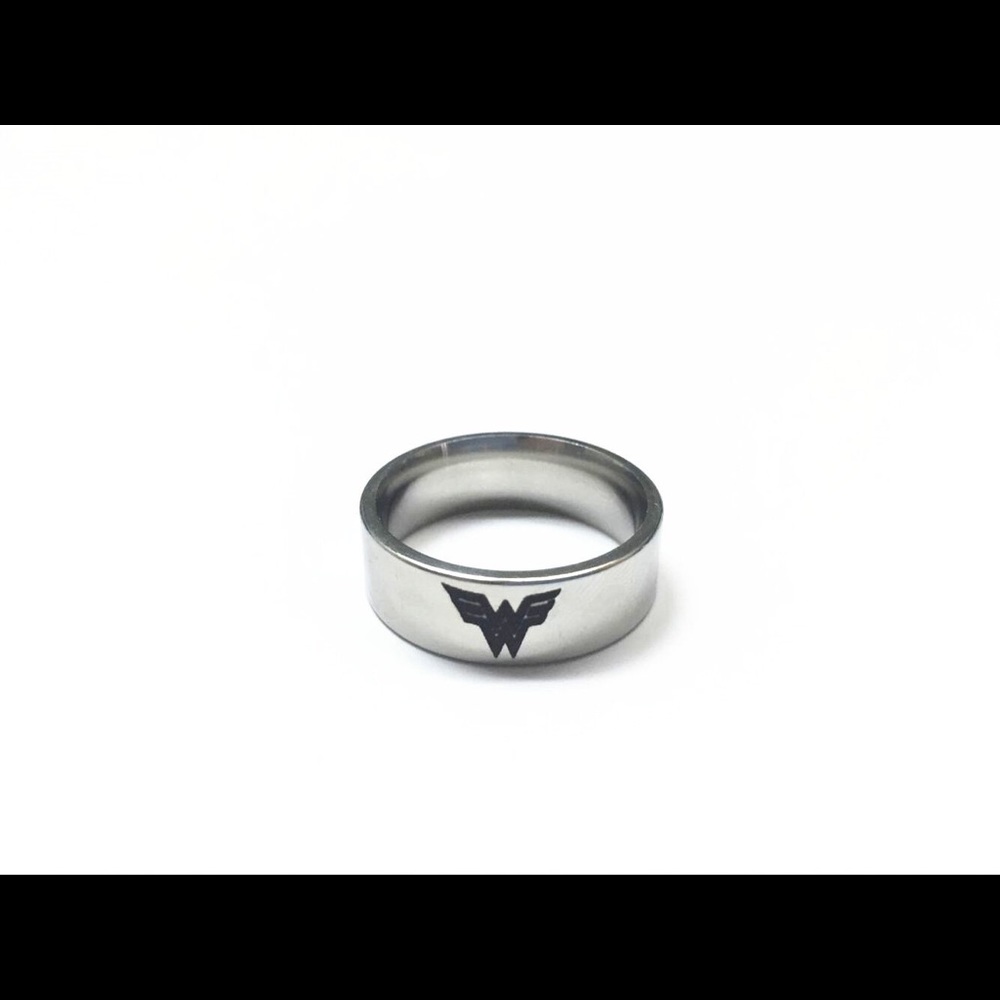 Wonder Woman Ring - Picture 2 of 3